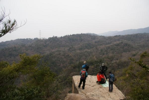 荒地山への岩場をぬけた後に休憩におススメのポイントがありました。